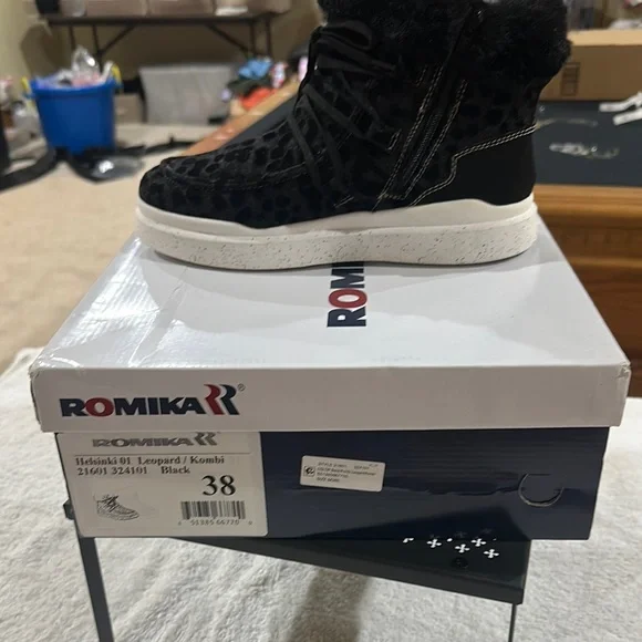 46. NEW SIZE 7-8/38 Romika Black Ankle Boots with Chunky Midsole - Picture 2 of 6